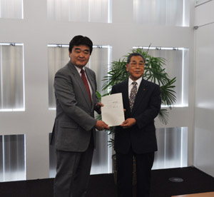 写真：NPO法人都市環境標識協会との協定書締結式