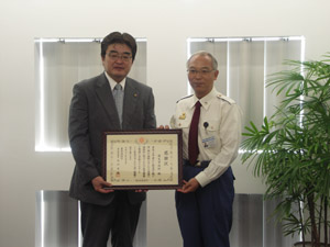 写真：福生消防署長より感謝状贈呈