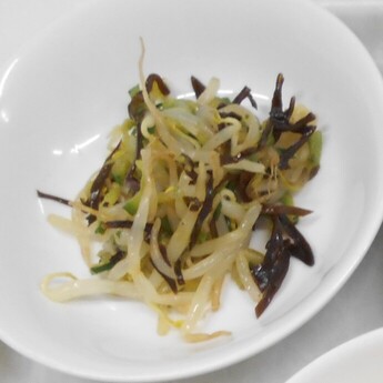 写真：もやしときゅうりの塩昆布和え