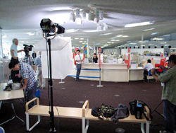 写真：庁舎1階窓口の撮影風景