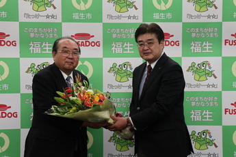 写真：　福生市自治功労者叙勲受章報告