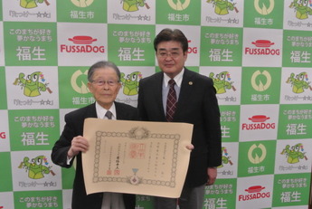 写真：元公立小学校長叙勲受章報告