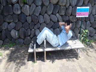 写真：下の川せせらぎ遊歩道公園腹筋ベンチ