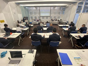 廃材を利用した工作が展示されている様子の画像