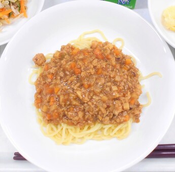 写真：ジャージャー麺