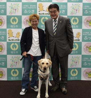 写真：盲導犬ユーザー関章芳氏と盲導犬エルマー来訪