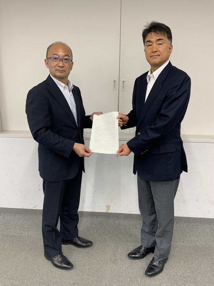 写真：清水横田基地対策特別委員長から田中地方協力局長へ要請