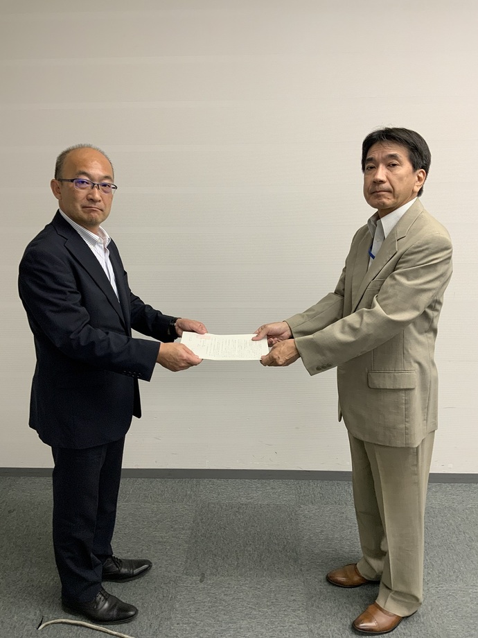 写真：清水横田基地対策特別委員長から森北関東防衛局長へ要請 