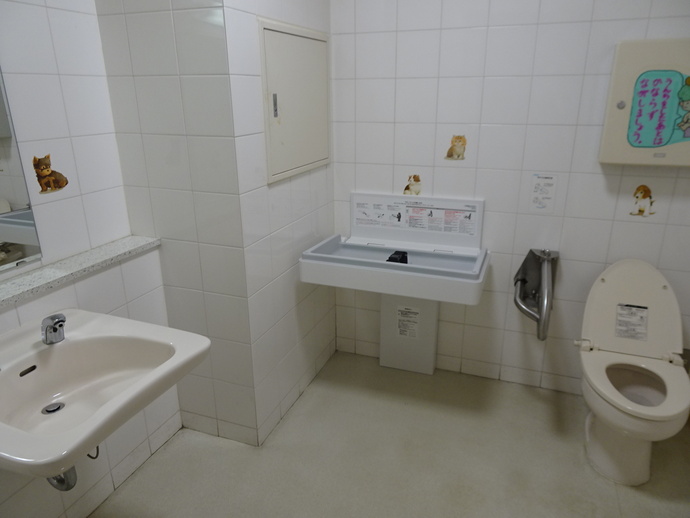 武蔵野台図書館・武蔵野台児童館　2階トイレ内ベビーベッド
