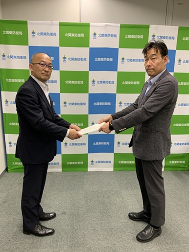 写真：清水横田基地対策特別委員長から池田北関東防衛局長へ要請 
