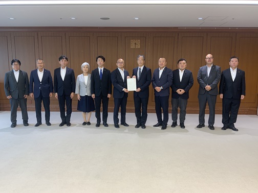 写真：清水横田基地対策特別委員長から森田地方協力局長へ要請