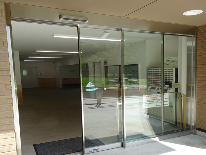 建物出入口に自動ドアを設置